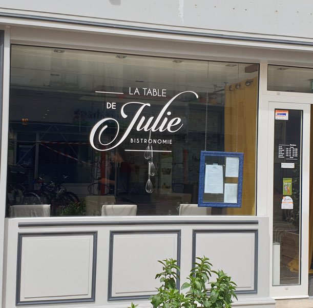 Devanture du restaurant bistronomique La Table de Julie à Chartres (28), près du cinéma