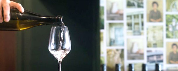 Verre de vin blanc, prêt à être dégusté chez la Table de Julie, restaurant bistronomique à Chartres (28)