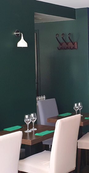 Intérieur du restaurant la Table de Julie à Chartres (28) : deux tables, verres de vin, style chaleureux